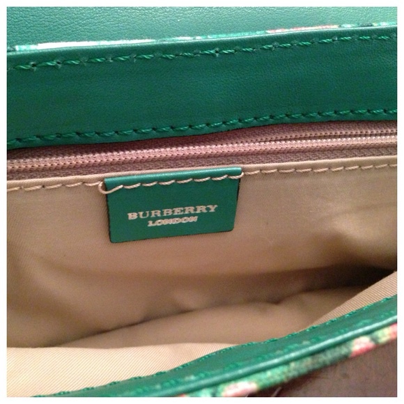 🎀 Authentic Burberry Clutch 🐝